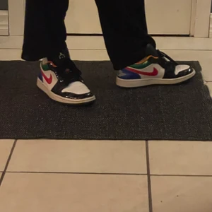Jordans låga  - Dem är färgglada, låga och väldigt sköna att gå med men tyvärr så används dem ej hos mig mer.. jag rengör dem åt er 