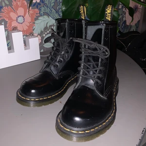 DR. MARTENS SKOR - Snygga dr. Martens skor som har använt ungerfär bara två gånger. Nypris: 2250. Säljer: 1050. 