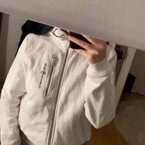 Vit sail kofta - Vit Sail Racing kofta , storlek 170 motsvarar S.  Mycket bra skick förutom att det finns två fläckar men som knappt syns, bild kan skickas. Köpt för 1200kr , vid snabb affär kan priset sänkas! 