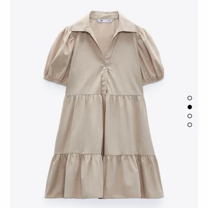 Beige klänning från Zara - Säljer denna fina beiga klänning i storlek M köpt från Zara i somras. Har aldrig använt klänningen. Köptes för 359 kr, säljer för 200 kr. Köpare står för frakt, (Lånade bilder)