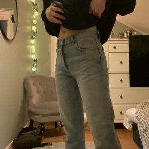 Zara mid-rise jeans - Dessa jeans är använda en gång. Fin ljus tvätt. Aningen korta på mig som är 173 cm.