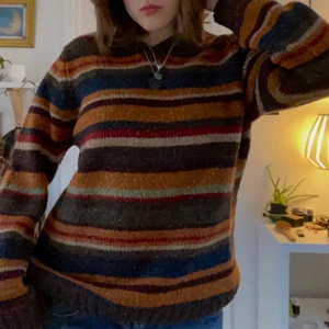 vintage GANT stickad tröja - superfin thriftad gant tröja köpt för 350kr. perfekt för höst och vinter, passar till rory gilmore, nyc, academia stil. brukar ha storlek S själv men kunde passa helt ok för M/XS. kan göra meet up på veckodagar annars är det köparen som står för frakt :))