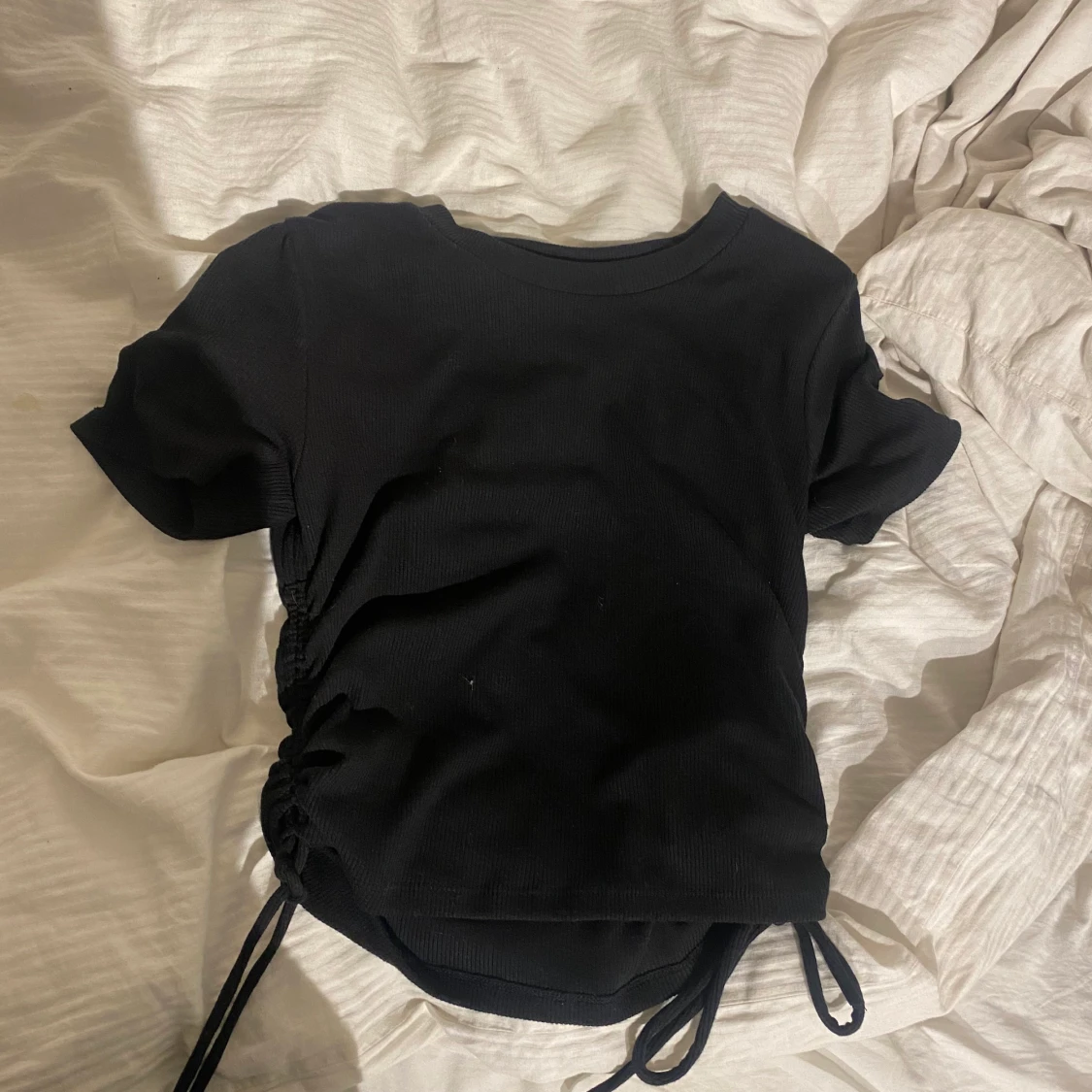 Oanvänd t shirt från zara - 90