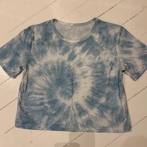 t shirt  - en tiedye t shirt som är blå💙🦋💙🦋💙🦋