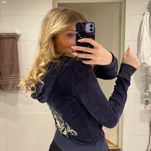 äkta juicy couture tröja med huva  - min finafina juicy couture som nu blivit för liten, fint skick, mörkblå med fina detaljer baktill och ett J på dragkedjan💙💙 xs men passar lätt s