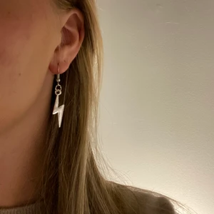 Örhängen  - Blixtörhängen / örhängen med blixt