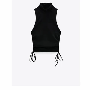 Svart festtopp med resår - Jättesnygg svart ”polo-fest-topp” med resår och knytning på sidorna från Zara. Helt oanvänd då den tyvärr inte passar mig och var för långsam med att skicka tillbaka 🌼 ansvarar ej för postens slarv