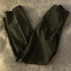 Kostymbyxor bikbok - Jättefina kostymbyxor från bikbok i strl 34. Säljer för 90kr + frakt🥰 skriv för frågor eller fler bilder😊