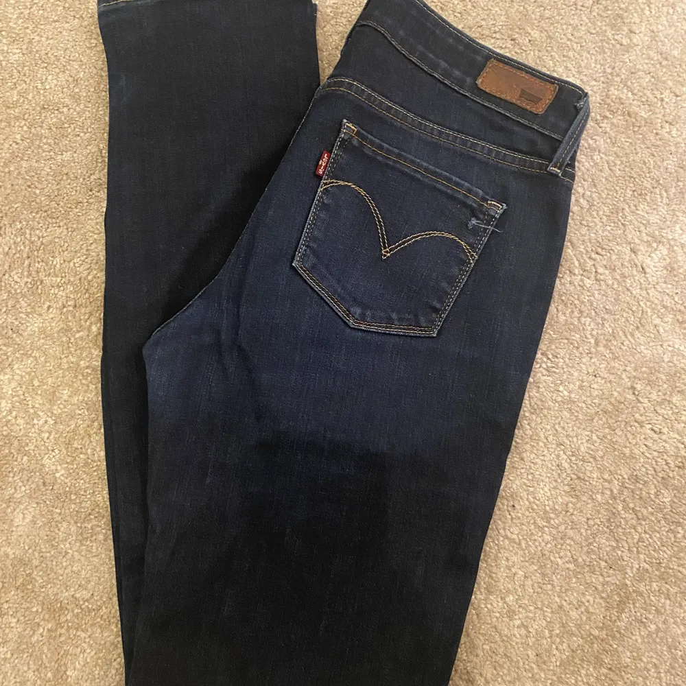 Mörkblå lågmidjade Levis jeans i storlek 28. Kom privat för fler bilder eller frågor💞 Kan mötas upp i Stockholm eller hämta hos mig! O såklart skickas med posten. . Jeans & Byxor.