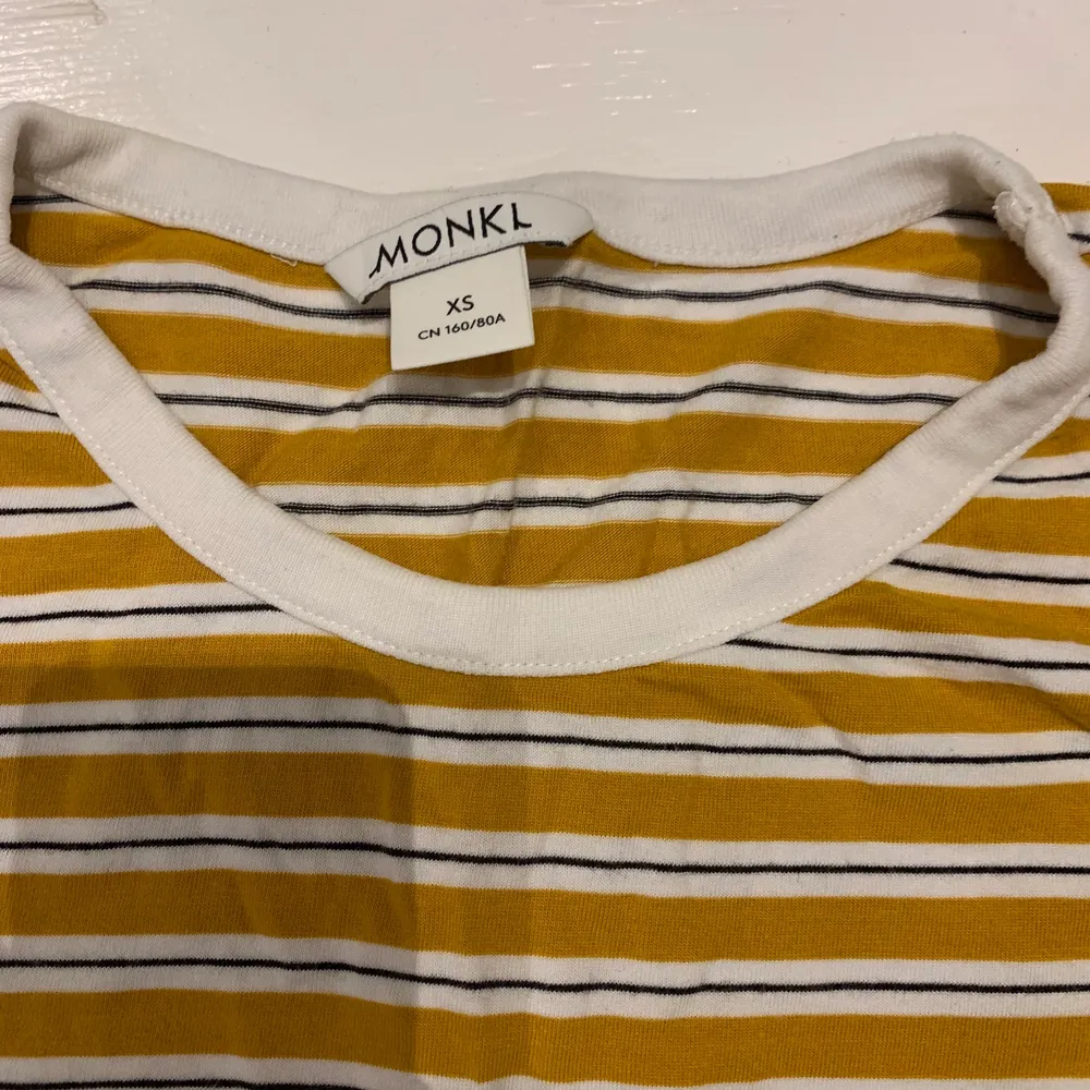 En gullig gul randig tröja från monki! Är i väldigt bra skick då jag knappt använt den✨💛. Tröjor & Koftor.
