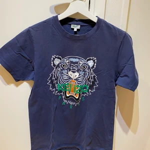 Kenzo T-shirt - Nypris 1000kr, mitt pris 300kr. Skick 7/10 har ett litet hål på ryggen (andra bilden).