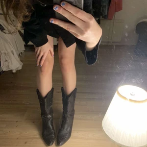 Cowboy stövlar - Säljer dessa som har varit min mammas! Såå snygga men får ingen användning av mig. Vet inte storlek man passar mig som har 39, har några slitningar, se sista bild. Skriv för fler frågor 💘💘