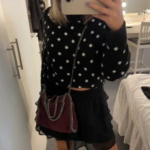 Prickig sweatshirt  - Säljer denna snygga prickiga tröjan från HM i storlek S. Säljer då den inte kommer till användning. 