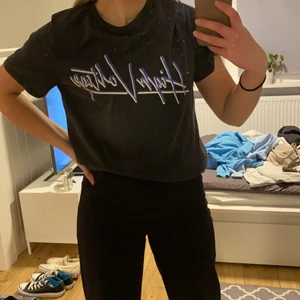 tshirt med tryck - Fin tshirt från Gina Tricot😋 Jätteskönt material men kommer inte längre till användning!