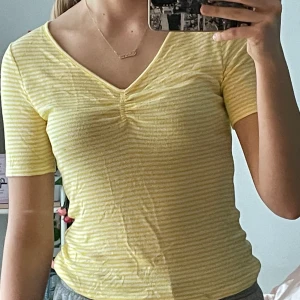 Jättefin gul top  - Gul top från Lindex i storlek S men passar M också. Knappt andvänd. Köparen står för frakten💗 