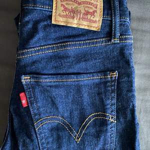 Äkta levis jeans, endast använda 2 gånger. Superfint skick. Storlek: 24.