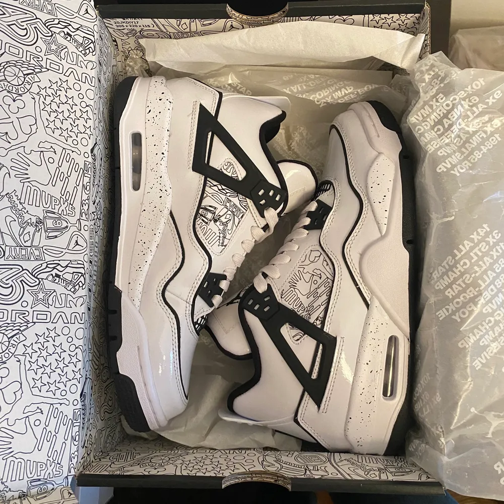 Säljer ett par Air Jordan 4 ”DIY” i storlek 38.5. Skorna är 100% äkta och går att beställa här på plick eller via weflipudrip.com. Storlekar 36 - 40 går även att specialbeställa, längre leveranstid förekommer då samt att priset kan variera.. Skor.