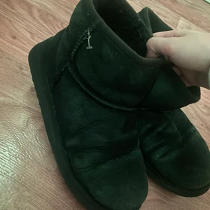 Ella ”uggs”  - Uggs liknande skor från märket Ella, använda men går att tvätta! Nypris är 1100kr.