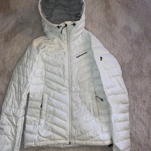 Peak performance jacka vit - Säljer en vit peak performance jacka i XS, säljer den billigt då den har fått gråa ”fläckar” på sig, då den måste in på kemtvätt, går säkert att få bort det även hemma själv, något som jag inte har tid och ork till. Kom gärna med prisförslag!!🤍 