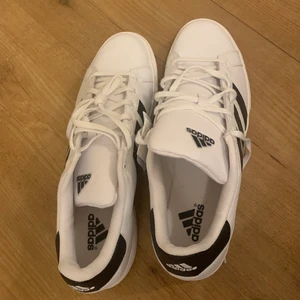 Adidasskor  - Helt oanvända adidas skor storlek 46  kan hämtas på plats eller skickas, 📮vet ej vad frakten går på men det tar vi då :)