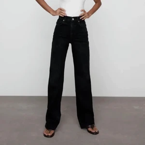 Wide leg jeans zara - Säljer dessa Högmidjade vida jeans från zara  då de ej är min stil längre! Men de är sannerligen i väldigt gott skick🖤 Kontakta mig för flera bilder eller frågor! ❗️OBS priset går att diskuteras vid snabb affär❗️(sista bilden lånad)