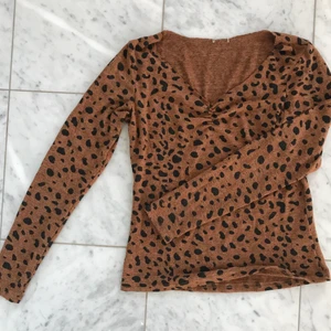 Leopard topp - Fin långärmad tröja i supermjukt material. Skriv för fler bilder!