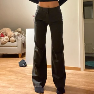 Kostymbyxor - Säljer dessa sjukt snygga kostymbyxorna. Köpta nyligen men har inte kommit till användning då jag har många liknande. De är midrise i modellen. 💕💕