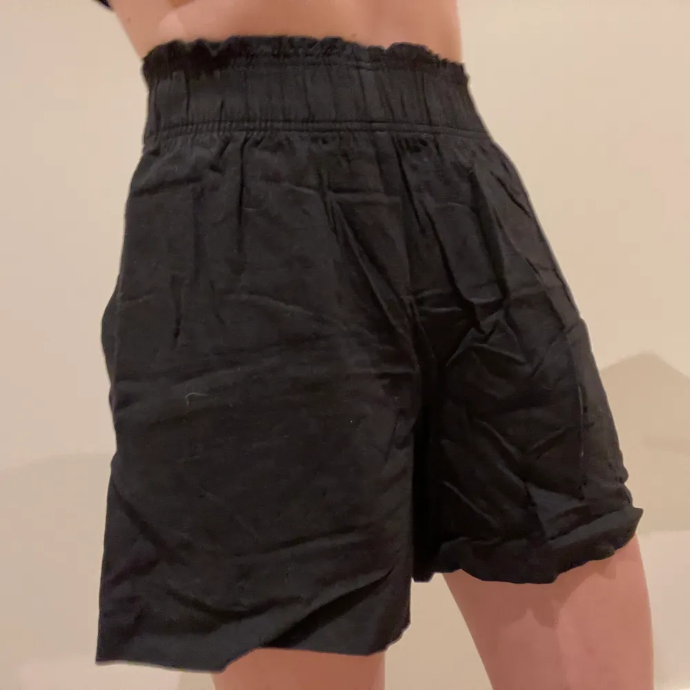 Svart luftiga tyg shorts från H&M som passar perfekt vid varmare väder eller lite gulligare outfit!☺️ resår midja. Storlek S.. Shorts.