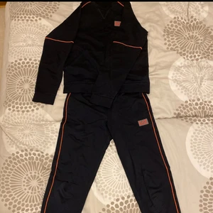 EA7 set S - Hej! Jag säljer nu mitt fina EA7 set, det är äkta och aldrig använt endast testat den, inga defekter eller så. Nypris: 1800kr mittpris:1300kr. Hör av er ifall ni är intresserade eller undra något pris kan diskuteras vid snabbaffär!😊 1000kr nu!!👍🏼