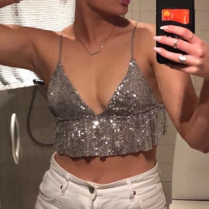 Glittertopp - Jättefin fest/ glittertopp. Den är i fint skick då jag bara använt den en gång . Den är verkligen superskön och snygg. Perfekt för fest 😍