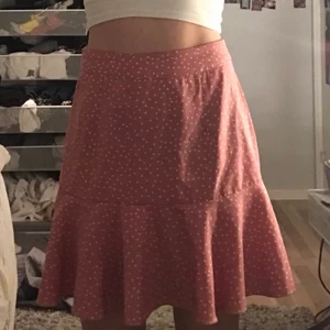 rosa kjol - säljer denna rosa kjol, med volang längst ner