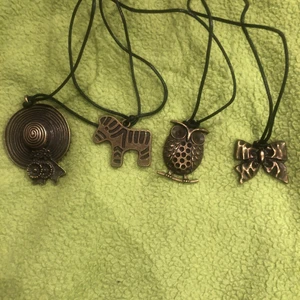 Berlock halsband  - Unika designs, de är handgjorda. Ska vara nickelfria. 60kr st, banden är ca 35 cm långa. Betalning sker helst swish betalning, filmar och fotar vid posten 