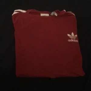 Adidas tröja  - Den går ej till användning köpt för 250kr SÄLJER FÖR 50kr den är igentligen m men ja som har storelk xs tycker ja den är jätte fin för den är overziz sen skulle den passa på s om den passar på mig och den skulle kunna funka på l ochså!💕