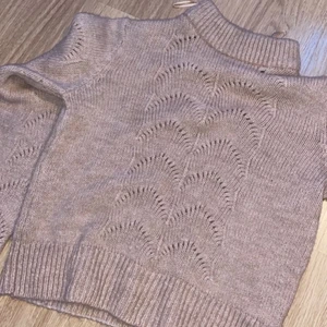 Stickad tröja storlek S - Helt oanvänd, väldigt fin färg. Köparen står för frakten 