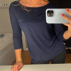 Marinblå tröja - En mjuk marinblå tröja i trekvartsmodell med en ficka på höger bröst 🤍