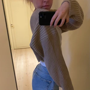 Stickad topp - Skit snygg beige stickad topp från hm. Hör av dig om fler bilder önskas💕