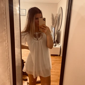 Vit Klänning  - Vit klänning från DM retro, storlek M. 