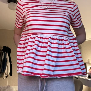 Zara top - Zara top, använd endast 1 gång så typ nyskick! Slutsåld på Zaras hemsida. Säljer då jag rensar garderoben och har massa randiga tröjor! Om många är intresserade blir det budgivning! 