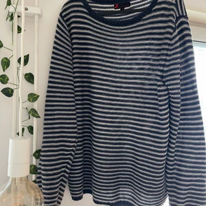 Randig tröja - Härlig randig tröja, använder för lite 🥺 ganska liten i storleken