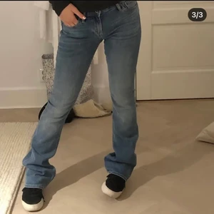 Lågmidjade jeans - (Lånade bilder från tidigare ägare) Snygga lågmidjade boot cut jeans från crocker. Knappt använda så i väldigt bra skick