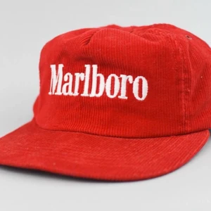 Vintage kepsar ! SÖKES ! - Söker en vintage keps i detta stuk som visat på bilderna ingen specifik färg 