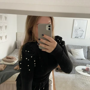 zara tröja  - säljer nu min tröja från zara. Den är i storlek M men skulle säga att den motsvarar en S . Köparen står för frakten❣️