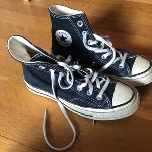 Converse storlek 36,5 - Säljer mina converse som är i bra skick. Det är 70-tals modellen med en bredare sula :) passar till allt