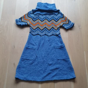 Supersöt stickad klänning  - Såå fin stickad klänning från hm i fint skick! Polokrage korta ärmar finns ett litet hål under polokrage som inte syns när man rullar ner kragen. Känns mer som en 36