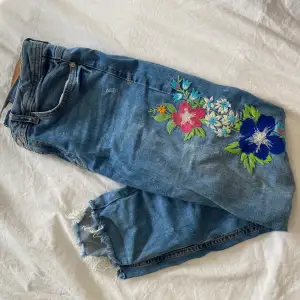 Fina och söta blåa jeans med våriga och somriga blommor. Lite kortare modell. Superfina men dom används inte. Passar 36 bra också. Bra kvalitet 