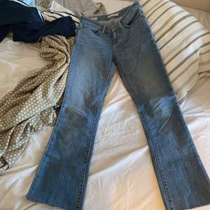 Helt nya levis jeans! Aldrig använda, endast prövade. Storlek 24 i midjan och 28 i längden. Bootcut modell.