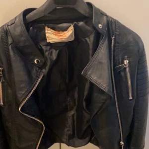 Svart skinnjacka från chiquelle - Säljer min svarta skinnjacka från chiquelle i storlek 38 ganska liten i storleken. Säljer för 350kr + frakt!🤍