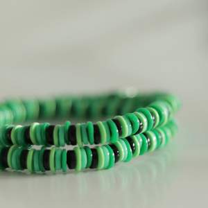 Halsband med svart och gröna färger💚 ca 48 cm i omkrets, gjort med elastisk tråd