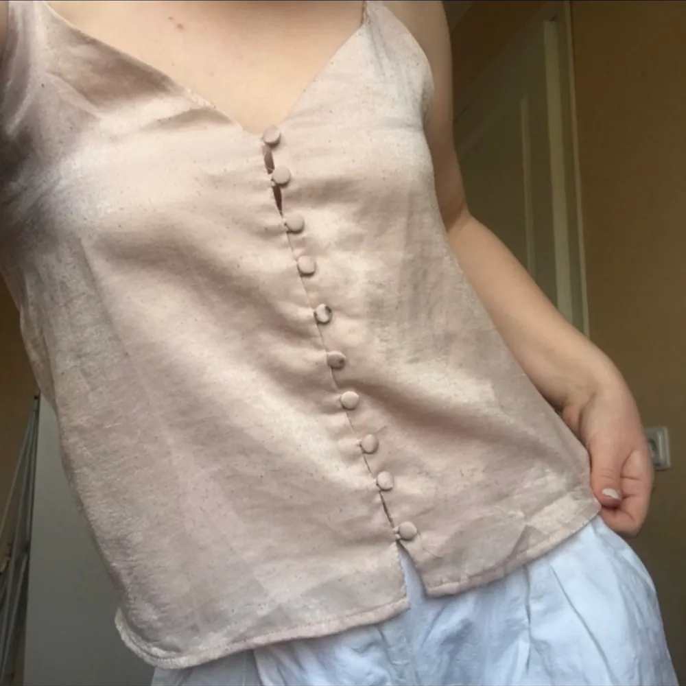 Linne från Brandy Melville i storlek Small🦋                         plagget är använt och därför lite slitet (se andra bilden), ena axelbandet går inte heller att justera. Obs skriv till mig innan ni klickar på köp nu 💓. Toppar.