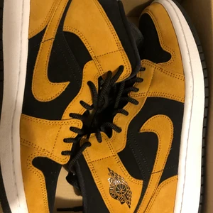 Jordan 1 - Hejj! Ska sälja mina Jordan 1 Desert Ochre, de är som ny (använd ett par gånger). Skriv om intresserad! Storlek 39, priset kn diskuteras. Om skorna ska fraktas så betalar köparen!